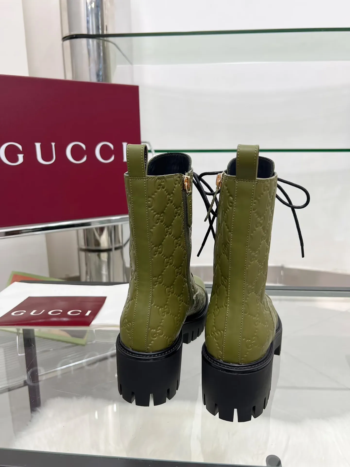 👟👟Ex-factory price 660👟👟 New version of Gucci GUCCI hot sale✅Ankle boots 🎉Very easy to match👍Specially showing retro British style, advanced 3D printing, front Gucci buckle decoration💎LOGO✅ Fabric: imported cowhide🐂 Inner/foot pads: cow lining Color: black green Size: 35-42 {2 heads need to be customized} Heel height: 5cm TPU outsole Packing: Comes with card and cloth bag.